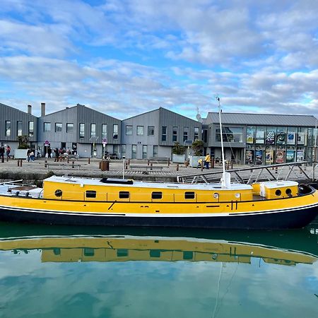Une Peniche Dans Le Bassin A Flot Du Vieux Port La Rochelle  Ngoại thất bức ảnh