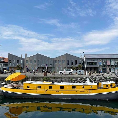 Une Peniche Dans Le Bassin A Flot Du Vieux Port La Rochelle  Ngoại thất bức ảnh