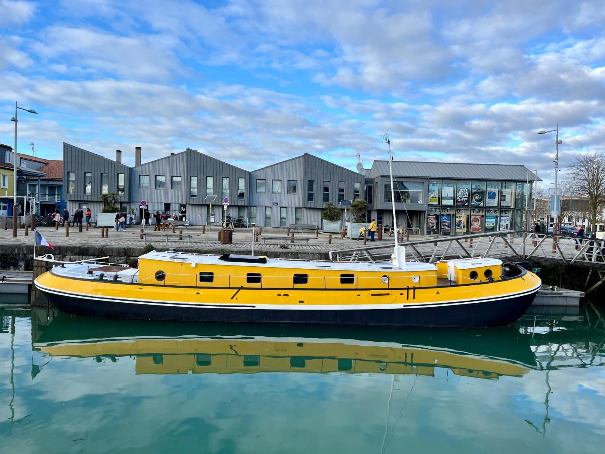 Une Peniche Dans Le Bassin A Flot Du Vieux Port La Rochelle  Ngoại thất bức ảnh