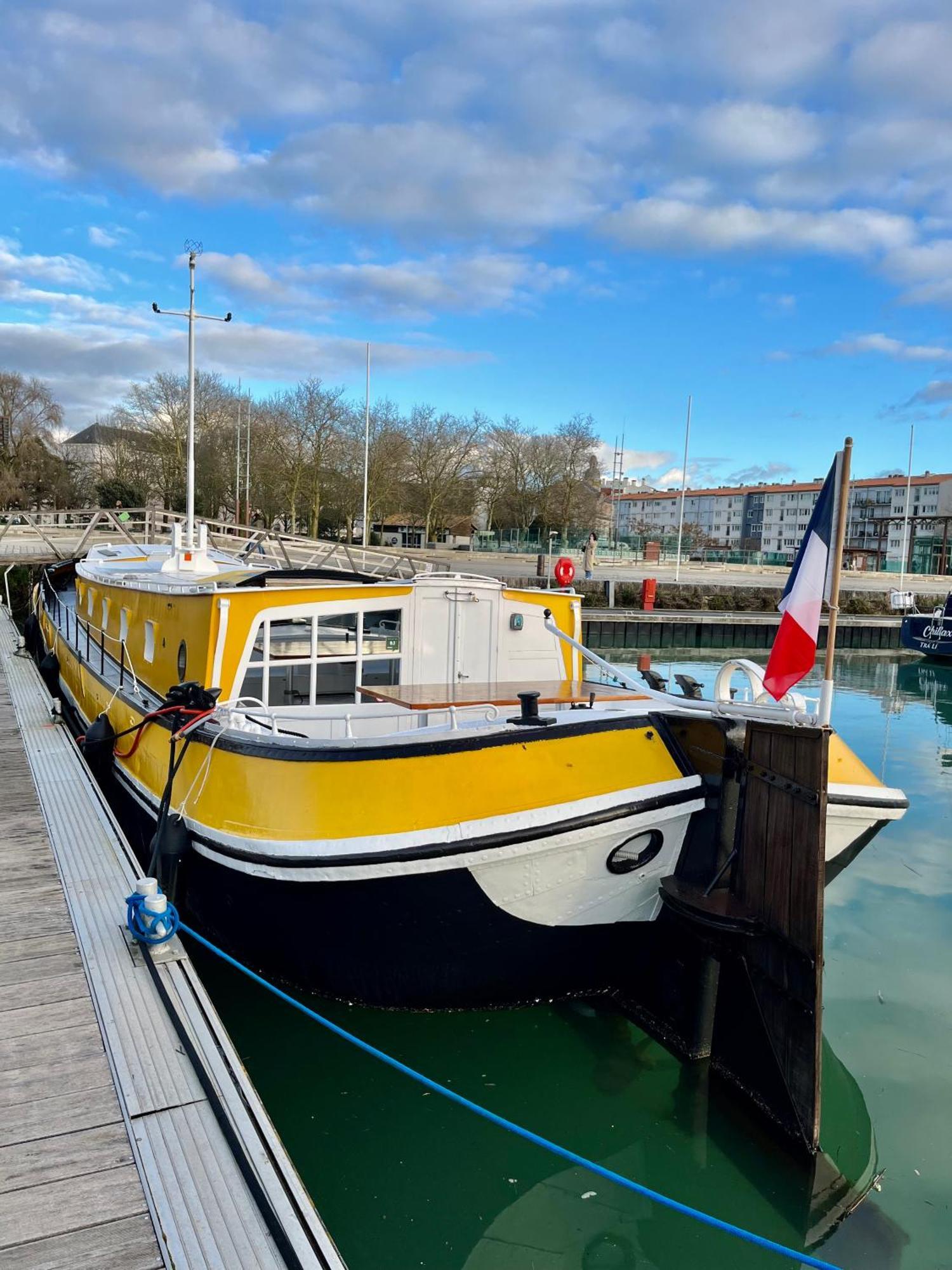 Une Peniche Dans Le Bassin A Flot Du Vieux Port La Rochelle  Ngoại thất bức ảnh