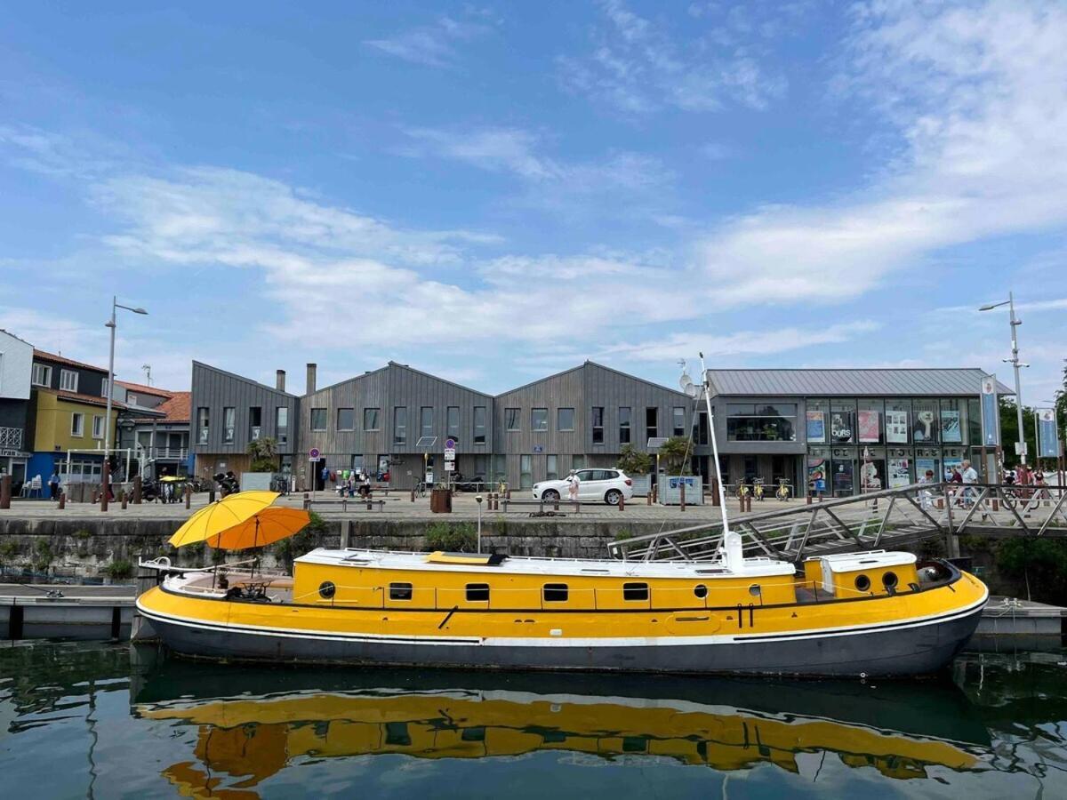 Une Peniche Dans Le Bassin A Flot Du Vieux Port La Rochelle  Ngoại thất bức ảnh