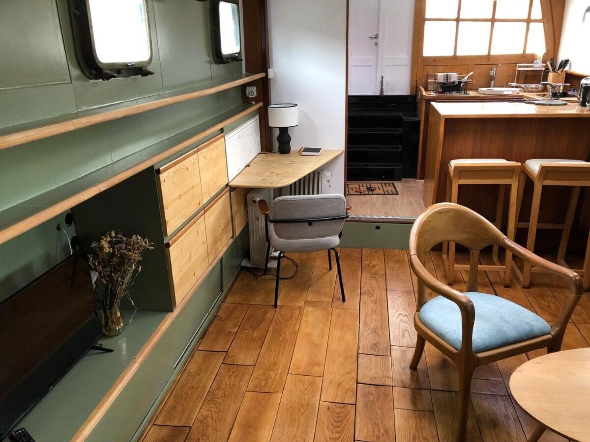 Une Peniche Dans Le Bassin A Flot Du Vieux Port La Rochelle  Ngoại thất bức ảnh